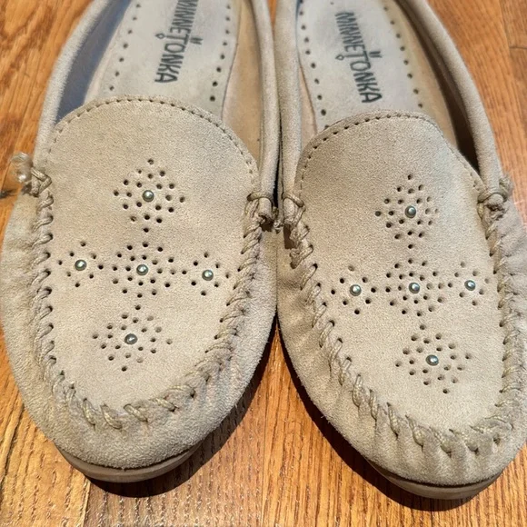 Minnetonka leather slip on moccasins tan size 7.5 - Picture 2 of 4